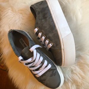 Steve Madden Sneakers